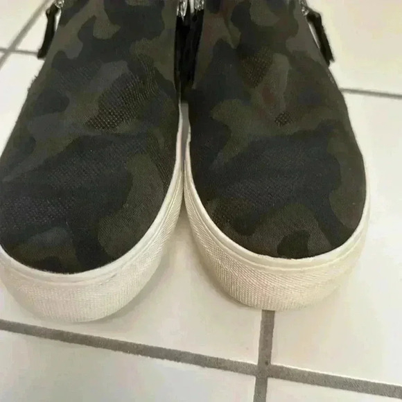 STEVE MADDEN Double Zip Camo Slip On Platform Sneaker Size 7 - Picture 3 of 8